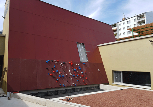 GFK Outdoor Boulderwand in Fassade integriert
