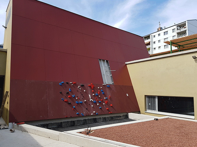 Read more about the article GFK Outdoor Boulderwand in Fassade integriert