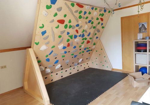 Frei stehende, individuelle Kletterwand mit fixer Neigung