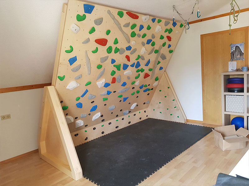 You are currently viewing Frei stehende, individuelle Kletterwand mit fixer Neigung