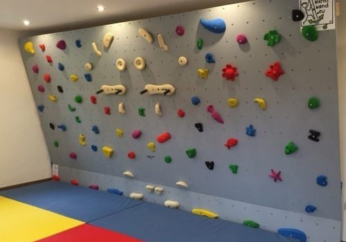 4,5m breite Therapiekletterwand in Neukirchen überm Traunsee